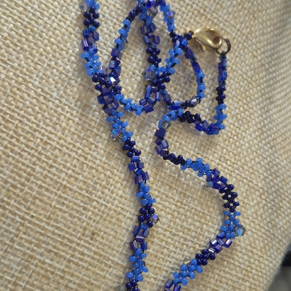 Elegant Blue Beaded Necklace - Picture 4 of 6